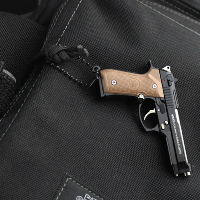 Игрушечный металлический пистолет 1:3 Миниатюрная модель Beretta 92F Брелок для ключей высококачественная коллекционная игрушка Подарки на день рождения Изображение 5